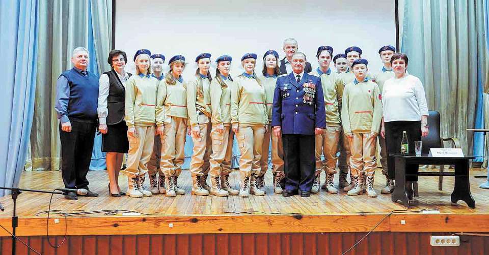 Герой Советского Союза, пилот машины вертикального взлета  провел в воронежской гимназии урок мужества и мудрости