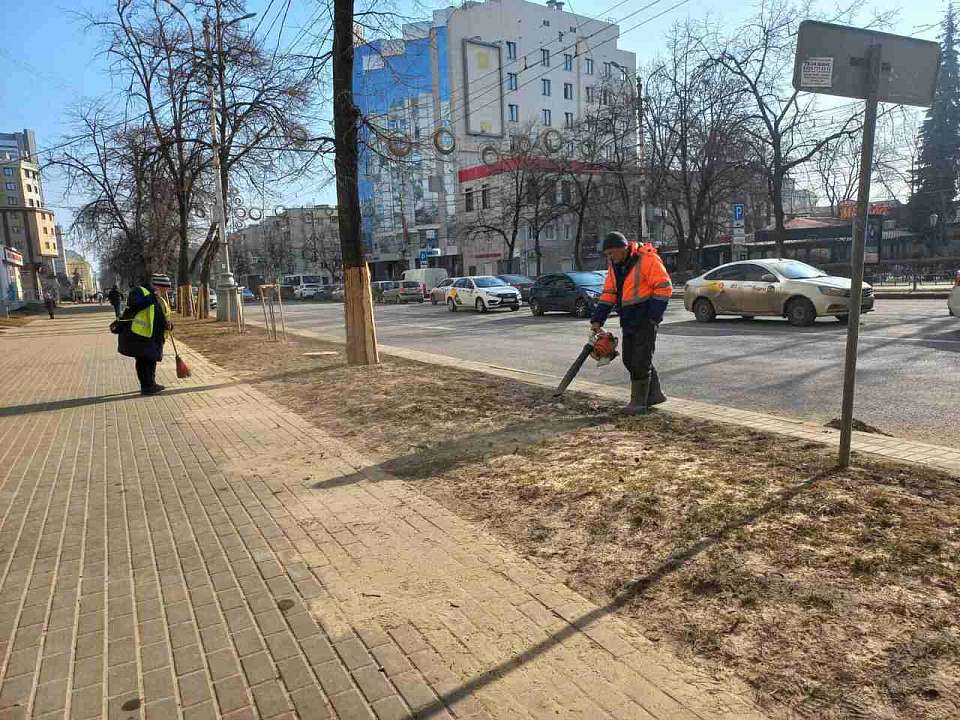 По 30 тонн пескосмета за смену вывозят коммунальщики в Ленинском районе