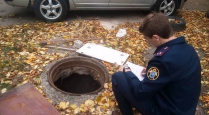 После падения ребёнка в Воронеже в канализационный люк следователи начали проверку