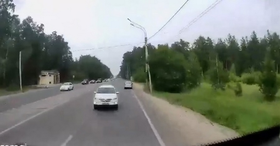 Момент смертельного ДТП легковушки и грузовика в Воронеже попал на видео 