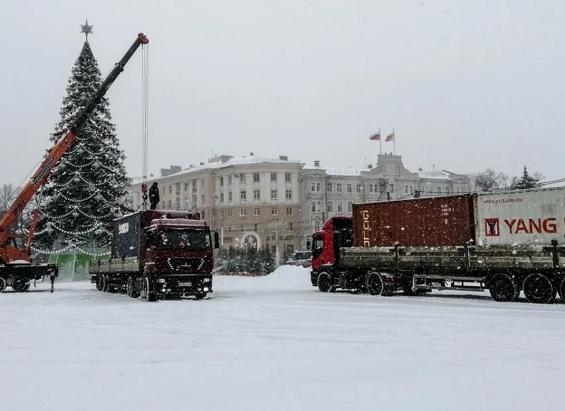 В Воронеже начали разбирать главную новогоднюю ёлку на площади Ленина