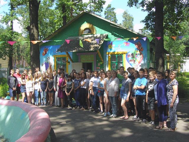 Наводят красоту: управа Ленинского района Воронежа продолжает шефствовать над загородным детским лагерем отдыха