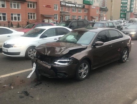 Пять иномарок столкнулись на бульваре Победы в Воронеже