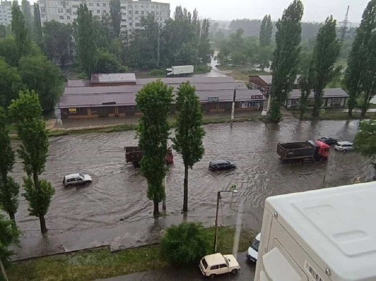 После ливня с грозой автомобили поплыли среди улиц Воронежа