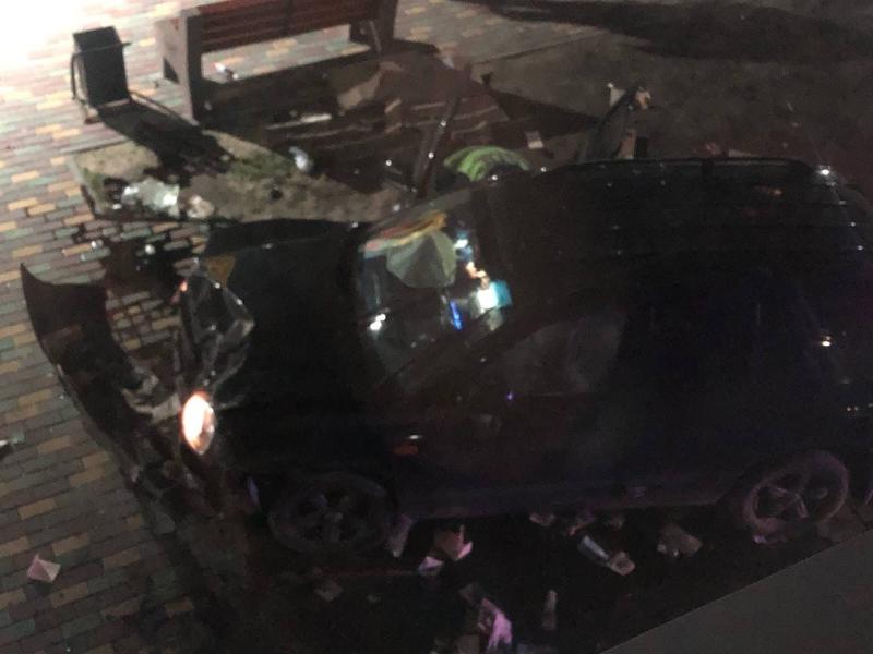 Уходившая от погони ДПС машина влетела в Воронеже в киоск, пострадал его продавец (ФОТО, ВИДЕО)