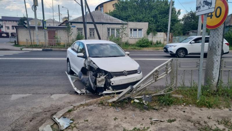 В Воронеже пьяный водитель на «Фольксвагене» врезался в ограждение