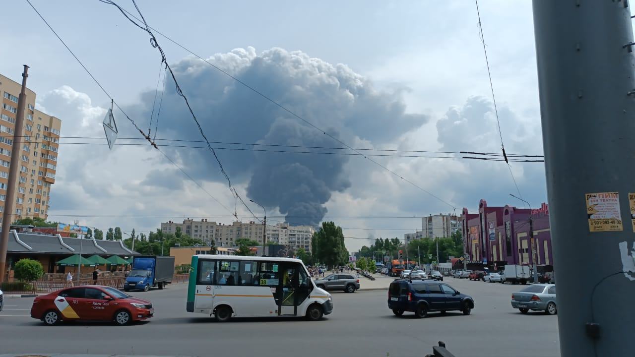 Губернатор опроверг дефицит топлива из-за пожара на нефтебазе в Воронеже