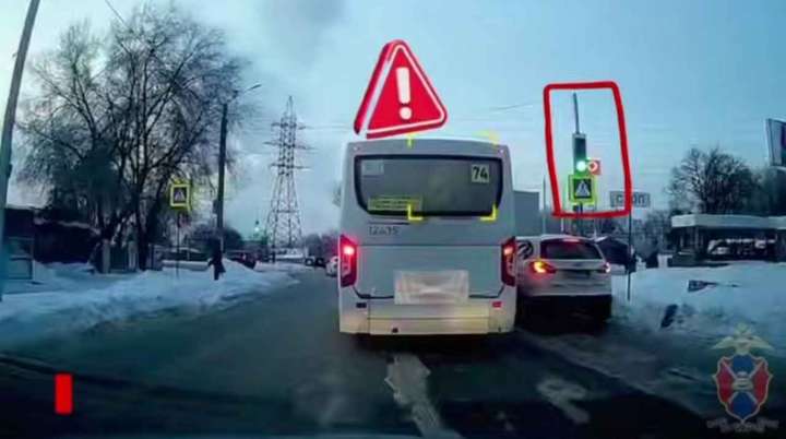 Водитель автобуса в Воронеже рискнул жизнями пассажиров, проехав на красный
