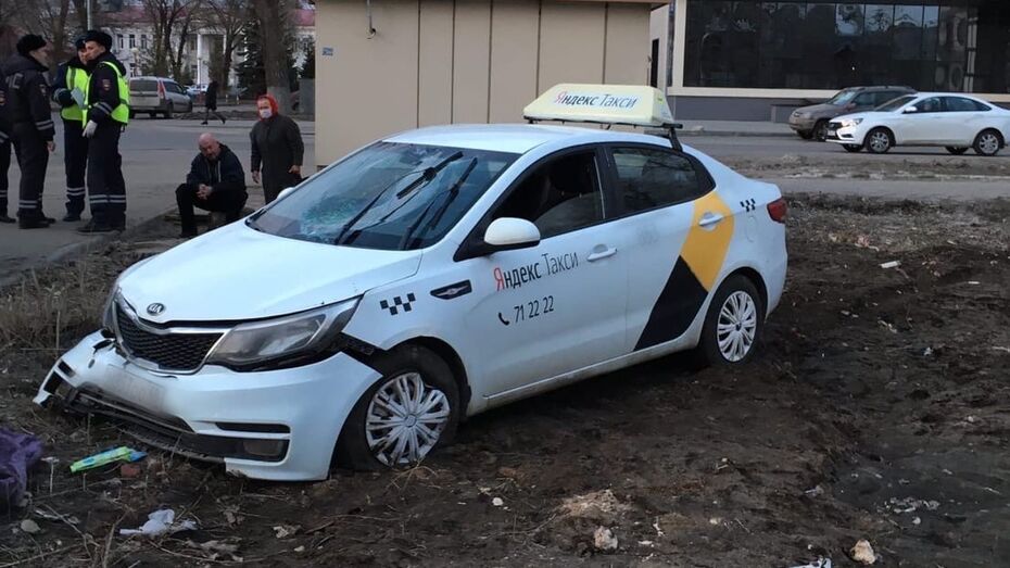 В Воронеже таксист вылетел с дороги и сбил насмерть пенсионерку 