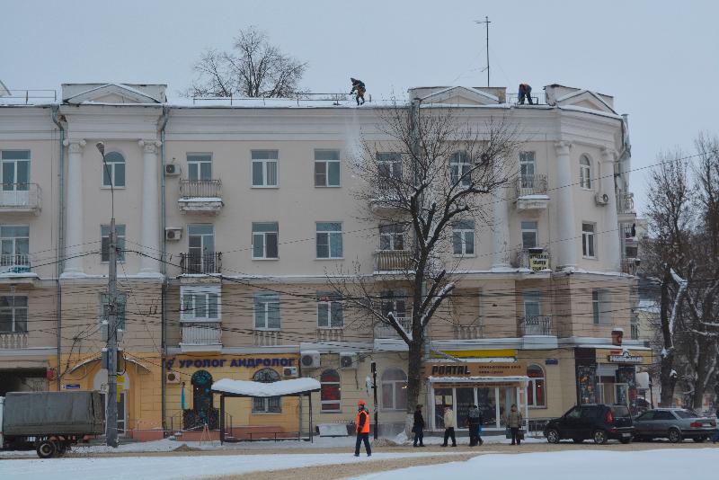 Работа «кипит»: в Центральном районе Воронежа продолжается очистка кровли от снега и наледи