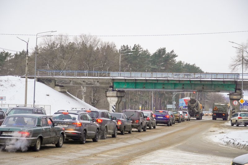 В пробке длиной 2,5 км встали автомобилисты в Воронежской области из-за снегопада