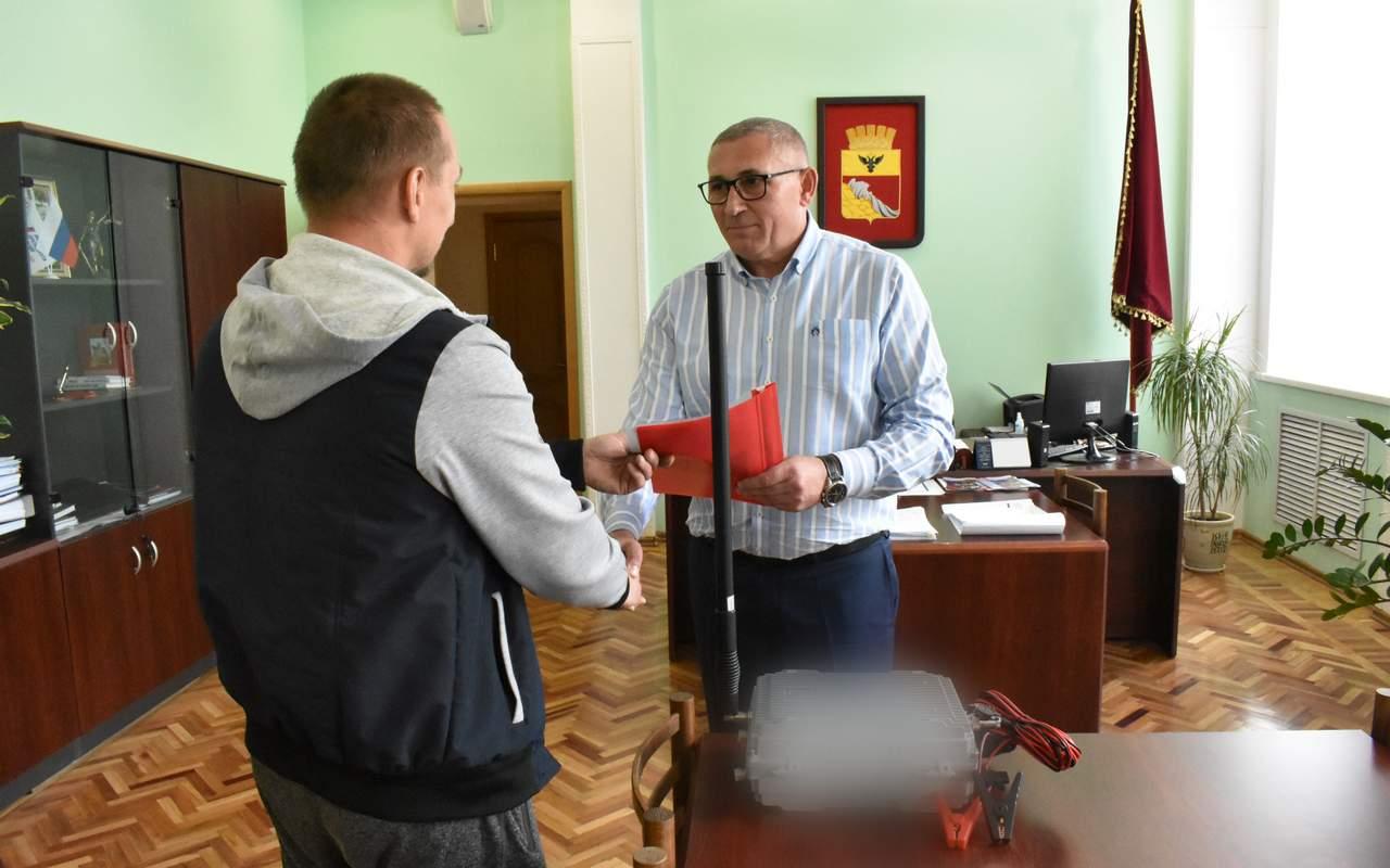 Глава Ленинского района Сергей Ситников передал в зону СВО специальную аппаратуру