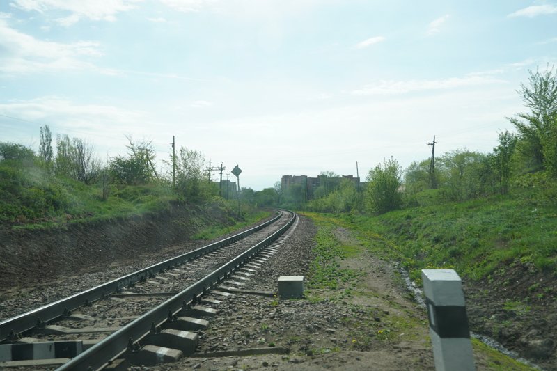 На железнодорожном переезде под Воронежем локомотив врезался в КамАЗ (ВИДЕО)