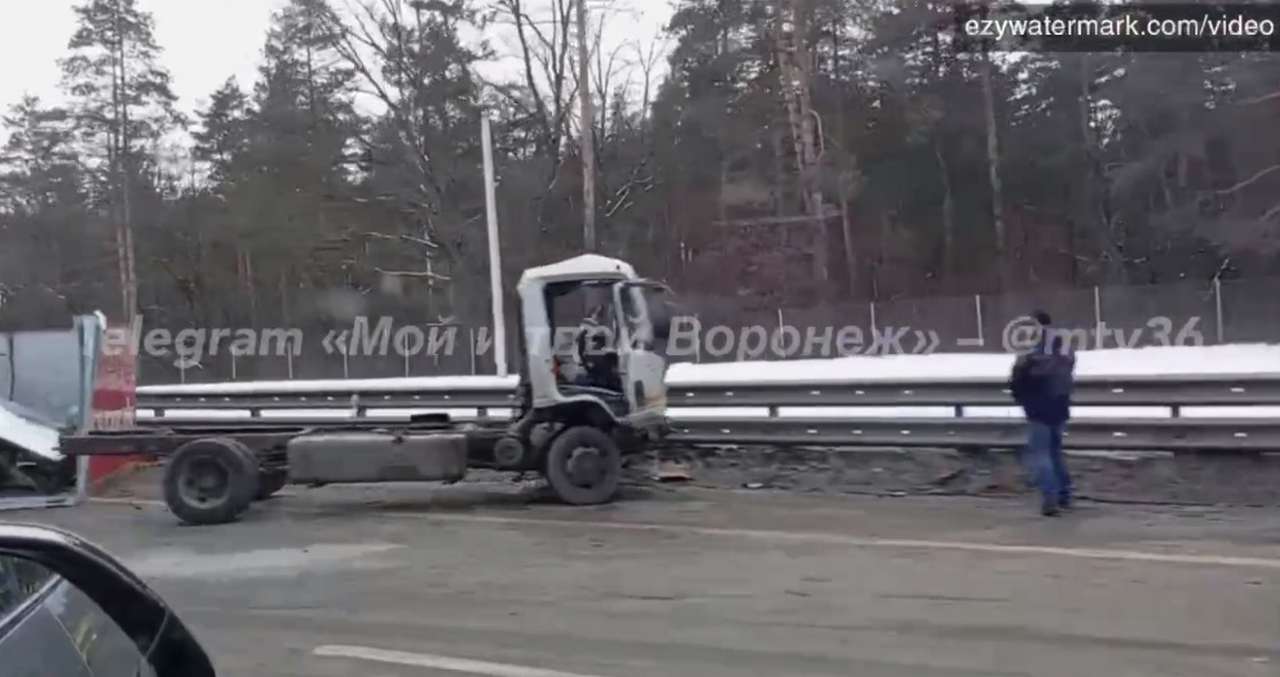 Колонна грузовиков на трассе М-4 «Дон» попала в массовое ДТП в Воронежской области