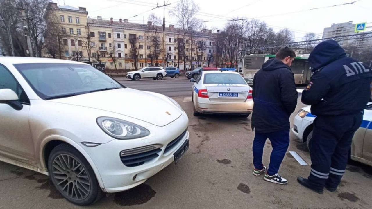 С 294 нарушениями и подложными номерами Porsche Cayenne задержали в Воронеже