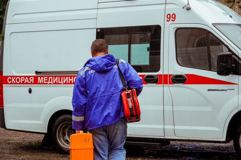 В Воронежской области застрявшую в грязи скорую с пациенткой выталкивали до асфальтированной дороги час 