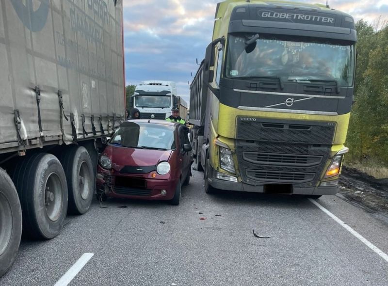 В массовой аварии c двумя грузовиками в Воронежской области пострадала женщина