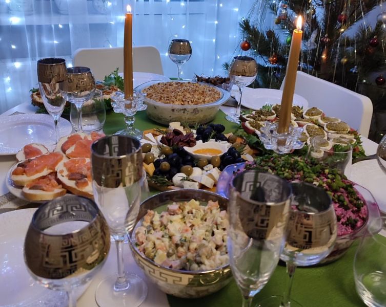 Для воронежской семьи новогодний стол в среднем будет стоить 7919 рублей