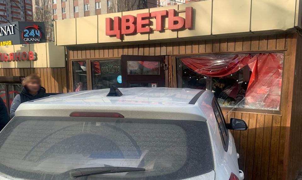 Автомобилистка врезалась в цветочный киоск и ранила продавщицу в Воронеже