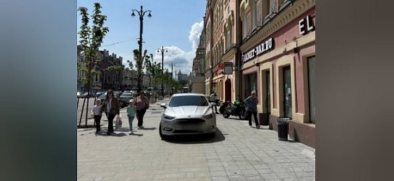 Водителя, оставившего Ford Fusion посреди проспекта Революции, оштрафовали в Воронеже