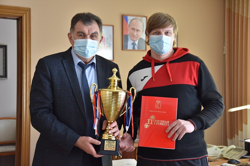 Руководитель управы Железнодорожного района Леонид Беляев поздравил клуб «Рубин» с бронзой регионального чемпионата по футболу