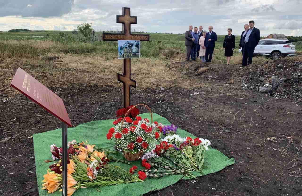 В Воронежской области установили крест на месте гибели экипажа вертолёта