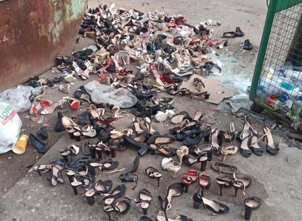 Кладбище женских туфель обнаружили у мусорки жители Воронежа