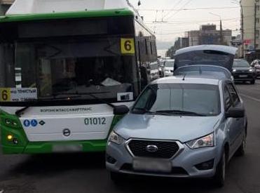 «Датсун» в Воронеже столкнулся с автобусом