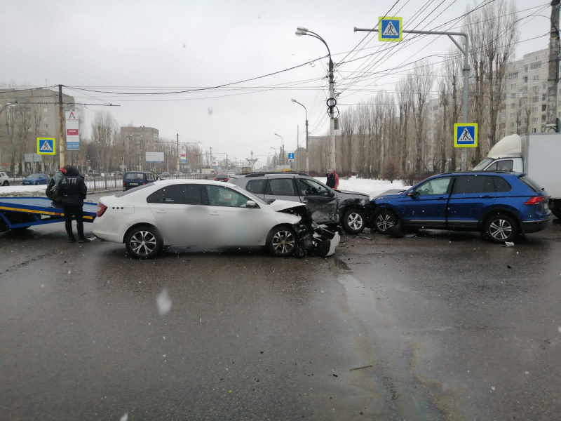 Три женщины пострадали в массовой аварии в Воронеже