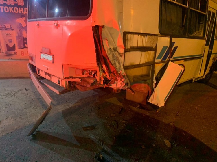 В Воронеже пьяный водитель врезался в припаркованный автобус и фургон и погубил пассажира