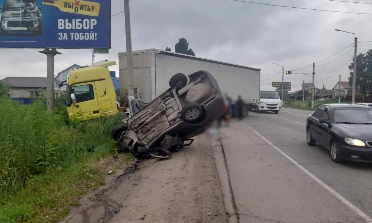 В массовой аварии с фурой под Воронежем погибла 33-летняя автомобилистка