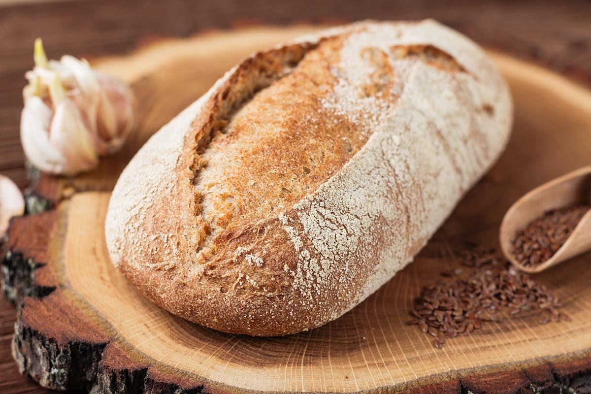 Почему бездрожжевой хлеб. Хлеб пшеничный бездрожжевой. 100% Ржаной бездрожжевой хлеб. Хлеб цельнозерновой бездрожжевой. Домашний бездрожжевой хлеб.