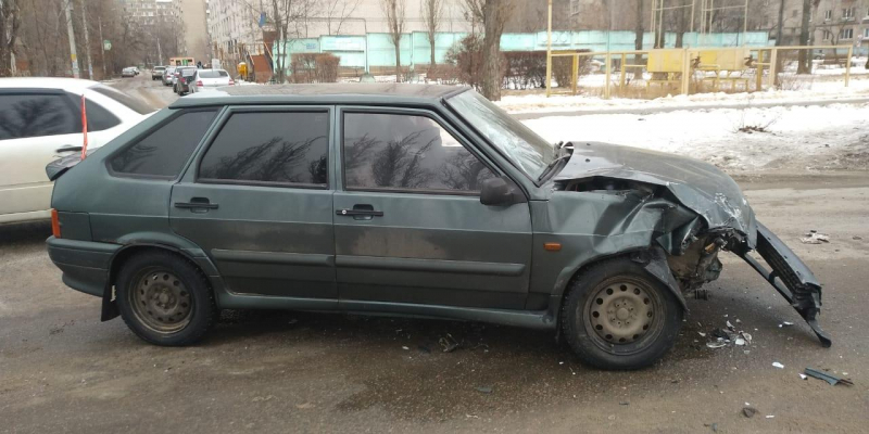 12-летний мальчик и 38-летняя женщина пострадали в столкновении двух легковушек в Воронеже