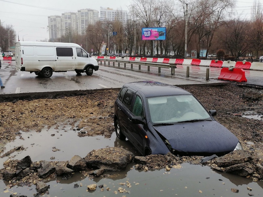 В Воронеже легковушка напротив мехзавода угодила в яму, выкопанную дорожниками (ВИДЕО)