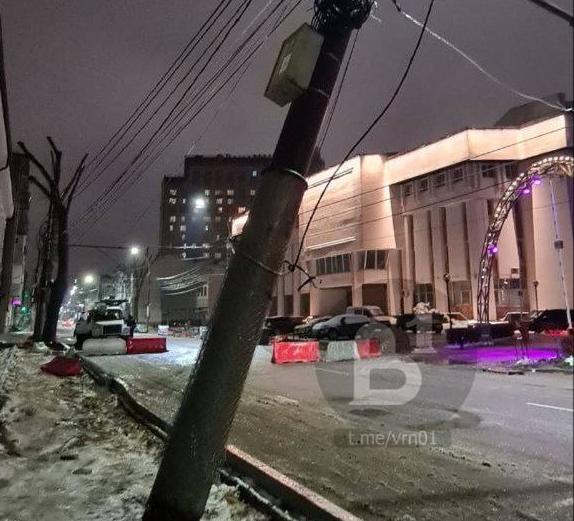В центре Воронежа перекрыли движение из-за опасно накренившегося столба