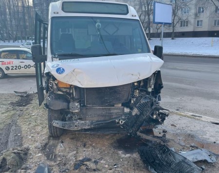 В столкновении маршрутки с легковушкой в Воронеже пострадали два человека