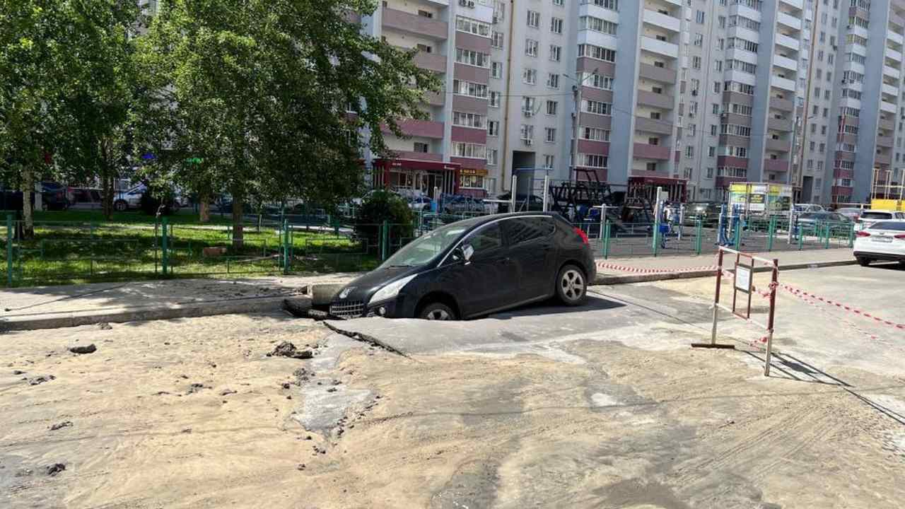 Под землю посреди воронежского двора в ЖК провалился автомобиль