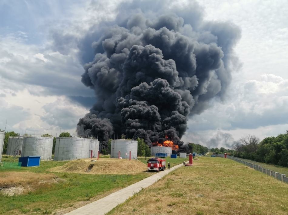 Пожар на нефтебазе в Воронеже потушили за 12 часов