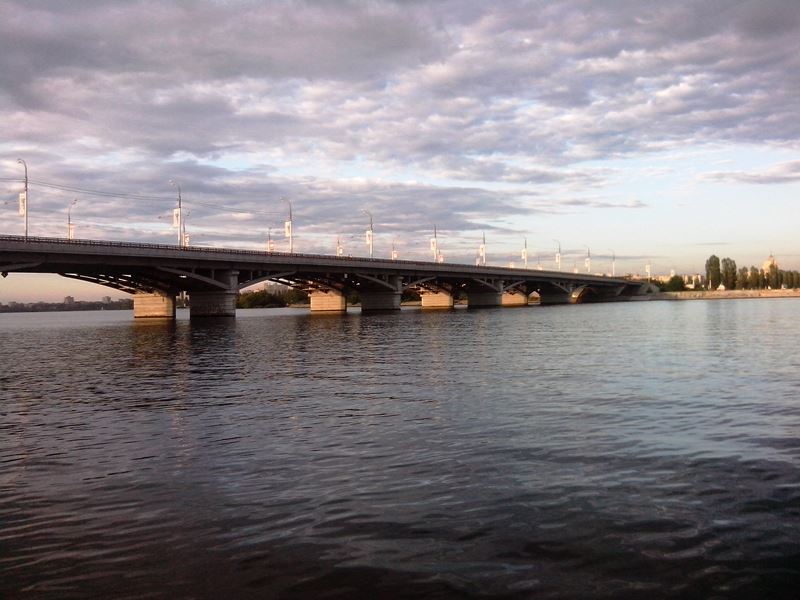 В Воронеже на Чернавском мосту нанесли разметку для выделенной полосы общественного транспорта