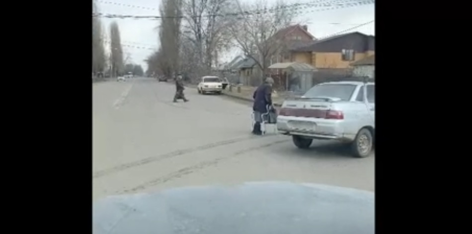 Ради помощи старушке на ходунках воронежский водитель перекрыл дорогу (Видео)