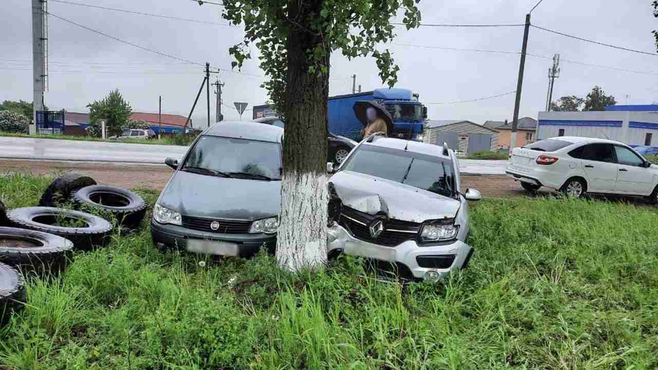 В столкновении двух иномарок под Воронежем пострадала 31-летняя автомобилистка