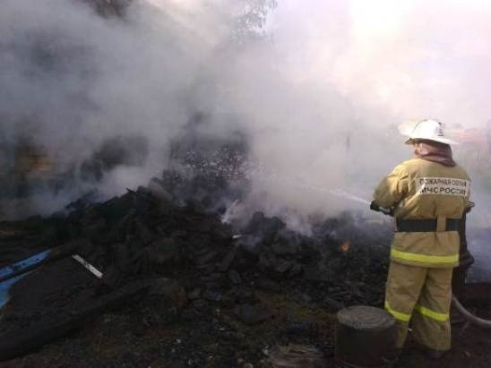 На окраине Воронежа в пожаре сгорели десятки деревянных поддонов