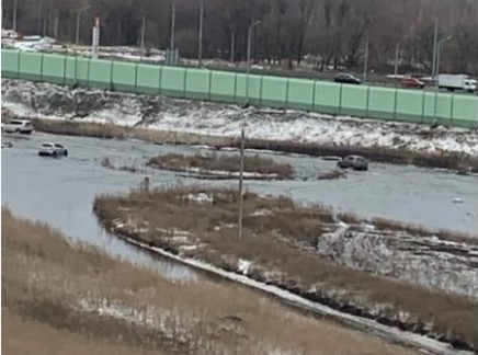 Вода затопила дорогу в строительный гипермаркет и к ЖК в Отрадном под Воронежем