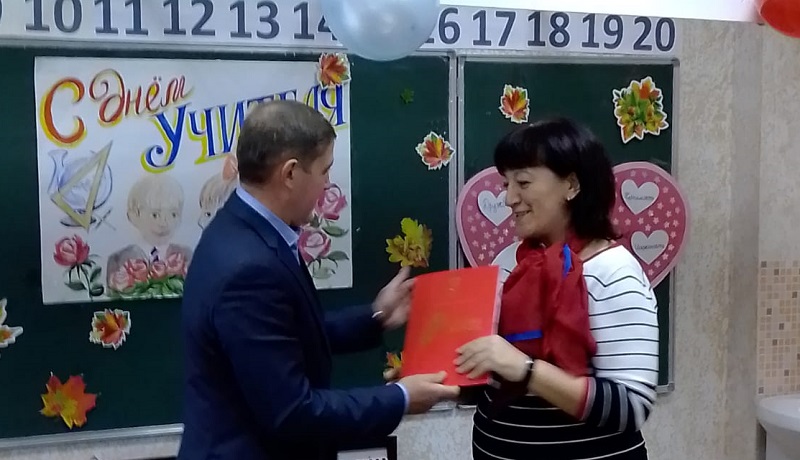 Депутат Андрей Соболев в День учителя поздравил педагогов округа