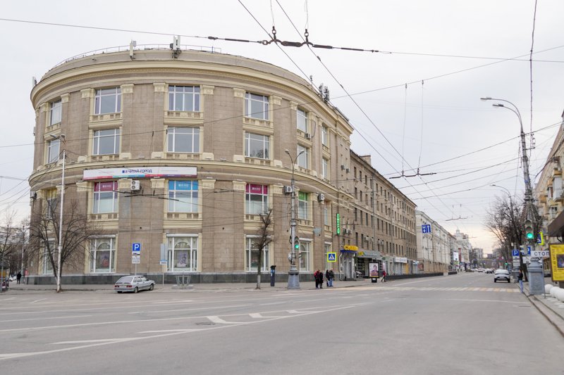 В Воронеже с 25 марта закрыли пешеходное движение и часть парковки у «Утюжка»