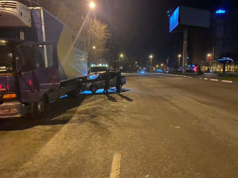 Две женщины пострадали, когда «Шевроле» ночью влетел в припаркованный грузовик в Воронеже