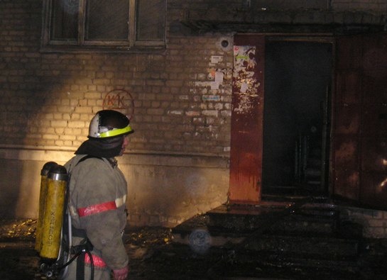 В Воронеже из горящей пятиэтажки пожарные спасли 4 человек и эвакуировали 18