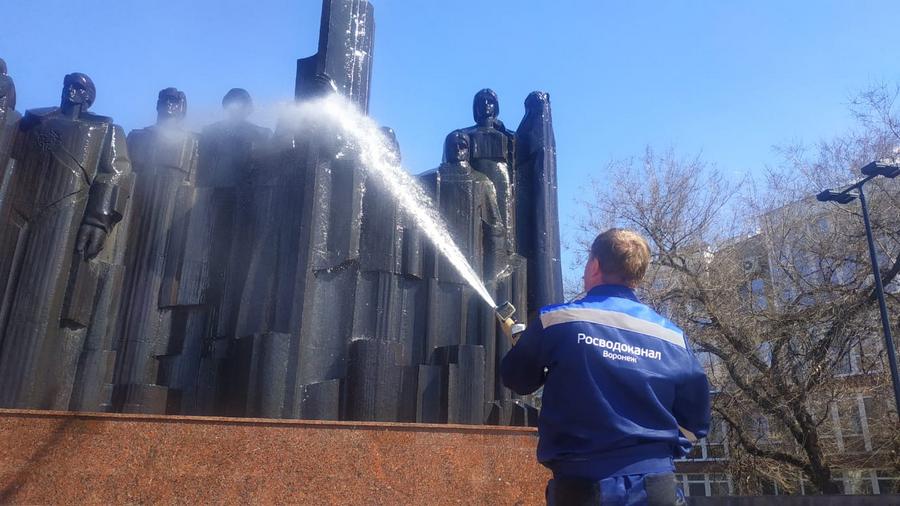 В Воронеже водоканал помыл памятники