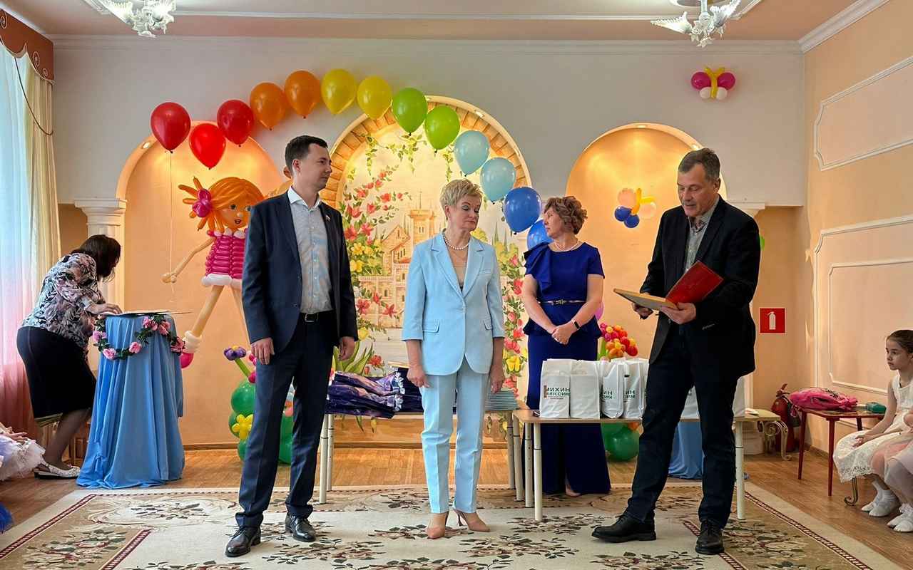 С выпускным балом поздравили воспитанников детского сада депутаты Воронежской гордумы