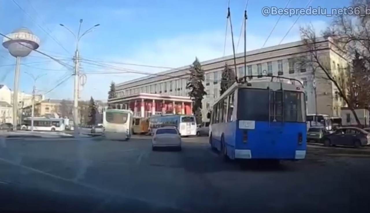 Водителя воронежского автобуса №5 оштрафовали на 5 тысяч рублей за выезд на встречку